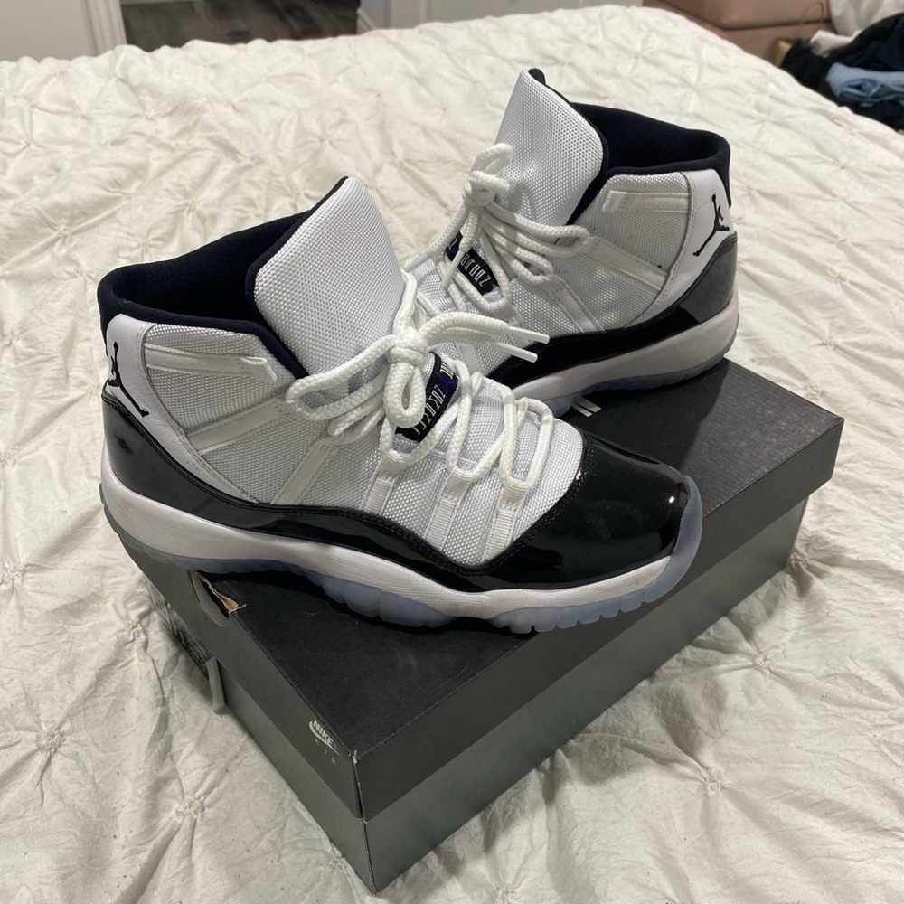 AIR JORDAN 11